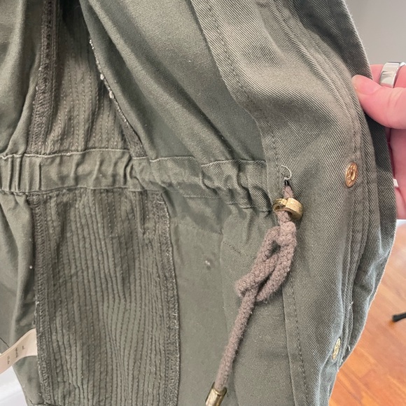 Utility Jacket in Army Green - Picture 6 of 9